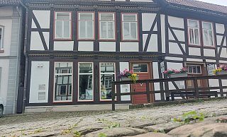 Fünf Stolpersteine werden künftig in das Pflaster vor der Galerie Haus Bachrach eingebracht. Sie sollen an das Schicksal der jüdischen Familie Bachrach erinnern. - Michaela Weiße Fünf Stolpersteine werden künftig in das Pflaster vor der Galerie Haus Bachrach eingebracht. Sie sollen an das Schicksal der jüdischen Familie Bachrach erinnern. - Michaela Weiße