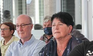Ist sauer auf die Gemeinde: Rosenstraßen-Anlieger Friedel Wehrmann (links) bekommt in der Bauausschuss-Sitzung Unterstützung von Birgit Fasse (rechts), die seinerzeit für die Anlieger der Bergstraße stritt. - Sylvia Frevert