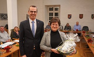 Abschied von der "Mutter der Kompanie": Jörg Bierwirth dankte die scheidende Leiterin des Fachbereichs Ordnung und Soziales, Gerlinde Koch-Lensdorf, für ihr langjähriges Engagement im Dienste der Stadt. - Michaela Weiße Abschied von der "Mutter der Kompanie": Jörg Bierwirth dankte die scheidende Leiterin des Fachbereichs Ordnung und Soziales, Gerlinde Koch-Lensdorf, für ihr langjähriges Engagement im Dienste der Stadt. - Michaela Weiße