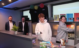 Schulleiter Bernd Hendig (von links) und Matthias Schalk, Schatzmeister des Fördervereins, freuen sich über die neue Schülerfirma, zu der unter anderem Julian Iuga und Elina Konjusha gehören. - Nadine Uphoff