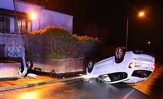 Der BMW landete nicht nur auf dem Dach, er beschädigte auch eine Mauer und eine Straßenlaterne. - Polizei Der BMW landete nicht nur auf dem Dach, er beschädigte auch eine Mauer und eine Straßenlaterne. - Polizei