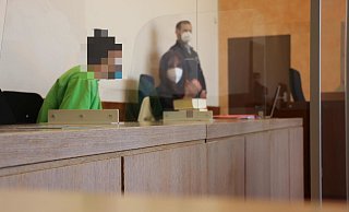 Verteidigerin Fraziska Janßen mit dem Angeklagten. - Janet König