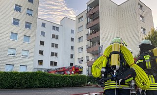 Vor dem Mehrfamilienhaus am Bad Salzufler Gröchteweg hat sich ein Angriffstrupp der Feuerwehr Bad Salzuflen in Position gebracht. - Daniel Hobein/Feuerwehr Bad Salzuflen