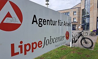 Geplant ist, die Detmolder Agentur ab 2026 als Dependance der Paderborner Agentur für Arbeit zu führen. Dagegen wehren sich die Kreispolitiker. - Carolin Brokmann-Förster Geplant ist, die Detmolder Agentur ab 2026 als Dependance der Paderborner Agentur für Arbeit zu führen. Dagegen wehren sich die Kreispolitiker. - Carolin Brokmann-Förster