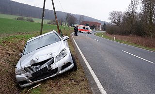 Der Mercedes kam nach dem Unfall im Graben zum Stehen. - Lorraine Brinkmann Der Mercedes kam nach dem Unfall im Graben zum Stehen. - Lorraine Brinkmann