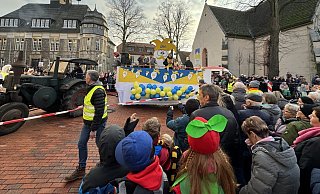 Der Wagen der Lagenser Narrenfreiheit führt den Rosenmontagszug an. - Sven Kienscherf