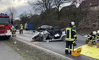 Auf der B 239 sind ein Ford Focus und der Lastwagen einer Glaserei aus dem Kreis Herford zusammengestoßen. - Freitag TV Auf der B 239 sind ein Ford Focus und der Lastwagen einer Glaserei aus dem Kreis Herford zusammengestoßen. - Freitag TV