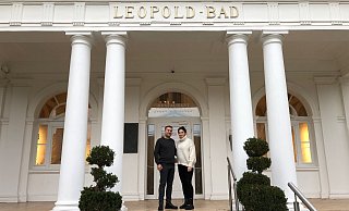 Flamur Topalli und seine Frau Njomza stehen vor der beeindruckenden Fassade des ehemaligen Leopold-Bades im Rosengarten. Hier wollen die beiden im kommenden März das "Leopold-Restaurant" eröffnen. - Thomas Reineke