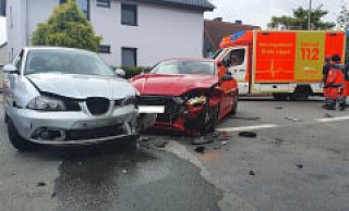 Auf der Humfelder Straße hat es am Sonntagnachmittag gekracht. - Feuerwehr Barntrup Auf der Humfelder Straße hat es am Sonntagnachmittag gekracht. - Feuerwehr Barntrup