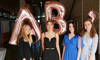 Traumnoten am Stadtgymnasium. Clara Timmerbeil (1,0), Pauline Koschnik (1,2), Maria Bürkland (1,3) und Marleen Schubert (1,3) sind die Jahrgangsbesten. - Thomas Krügler Traumnoten am Stadtgymnasium. Clara Timmerbeil (1,0), Pauline Koschnik (1,2), Maria Bürkland (1,3) und Marleen Schubert (1,3) sind die Jahrgangsbesten. - Thomas Krügler