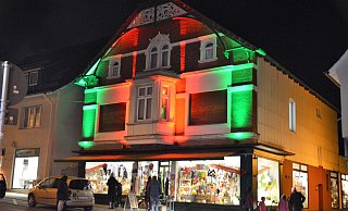 Viele Geschäftshäuser in der Innenstadt sind am Abend illuminiert, wie hier das „Rumpelstilzchen“ an der Rathausstraße. Die Kunden zieht es in die Läden. Foto: Karin Prignitz - Karin Prignitz Viele Geschäftshäuser in der Innenstadt sind am Abend illuminiert, wie hier das „Rumpelstilzchen“ an der Rathausstraße. Die Kunden zieht es in die Läden. Foto: Karin Prignitz - Karin Prignitz