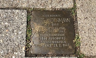 Ein Stolperstein in Bad Salzuflen erinnert an Kurt Andermann, der von den Nazis verschleppt und ermordet wurde. Das Vorhaben, einen solchen Stein auch in Schwalnberg zu verlegen, ruht seit Jahren. - Sven Kienscherf Ein Stolperstein in Bad Salzuflen erinnert an Kurt Andermann, der von den Nazis verschleppt und ermordet wurde. Das Vorhaben, einen solchen Stein auch in Schwalnberg zu verlegen, ruht seit Jahren. - Sven Kienscherf