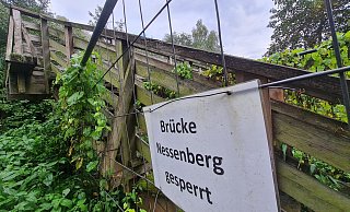 Nicht ganz ein Vierteljahrhundert hat die Brücke über die Emmer bei Nessenberg erlebt. Jetzt wird sie abgerissen. - Marianne Schwarzer
