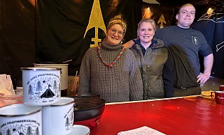 Die Pfadfinder vom Stamm der Ritter feiern 2024 den 100. Geburtstag. Auf dem Weihnachtsmarkt machten sie auf das Jubiläum aufmerksam. Derzeit ist eine Chronik in Arbeit. Der Rat der Stadt Lage schickt die Pfadfinder für den Westfalen-Weser-Kulturpreis ins Rennen. - Astrid Sewing