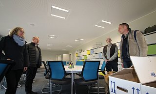 Das neue Lehrerzimmer wirkt hell und freundlich. Tische, St&uuml;hle und Schr&auml;nke sind schon drin, dazwischen stehen Umzugskartons - wie zurzeit fast &uuml;berall in der Sekundarschule. Schulleiter Dr. Eike Stiller (rechts) und Ute Seidemann vom Kalletaler Bauamt (von links), B&uuml;rgermeister Mario Hecker und Architekt Andreas Deppe (Architekturb&uuml;ro Schwakenberg und Bley) sehen sich um. - Jens Rademacher