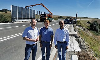 Besuch auf der Baustelle der Barntruper Ortsumgehung, wo letzte Arbeiten erledigt werden (von links): Tobias Fischer (Abteilungsleiter Bau beim Landesbetrieb Straßenbau), Andreas Meyer (Niederlassungsleiter Bielefeld des Landesbetriebs) und Barntrups Bürgermeister Borris Ortmeier. - Sylvia Frevert Besuch auf der Baustelle der Barntruper Ortsumgehung, wo letzte Arbeiten erledigt werden (von links): Tobias Fischer (Abteilungsleiter Bau beim Landesbetrieb Straßenbau), Andreas Meyer (Niederlassungsleiter Bielefeld des Landesbetriebs) und Barntrups Bürgermeister Borris Ortmeier. - Sylvia Frevert