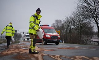 Andreas Dieckmann streut eine Betriebsmittelspur im OrtsteilKachtenhausen ab. - FREITAG-TV