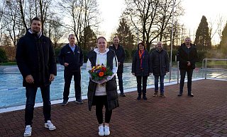 Daniel Stephan (links) bedankt sich im Namen aller Beteiligten bei Sandra Peter-Döhrenberg. Mit dabei sind (hinten, von links) Manfred Krumsiek (DLRG Lemgo), Jörg Franks (Grundschule am Schloss), Renate Dalbke (Stadtwerke Lemgo), Patrick Busse (TV Lemgo) und Christian Piechuta (Eau-Le). - Stadtwerke Lemgo