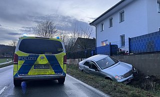 Bei einem Unfall auf der Detmolder Straße in Oerlinghausen ist dieser Mercedes am Montag im Straßengraben gelandet. Zwei Frauen wurden verletzt. - Freitag-TV/Tim Freitag Bei einem Unfall auf der Detmolder Straße in Oerlinghausen ist dieser Mercedes am Montag im Straßengraben gelandet. Zwei Frauen wurden verletzt. - Freitag-TV/Tim Freitag
