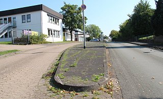 Der Schlingweg ist entlang der Grundschule von der Pivitsheider Straße bis zur Kita Einbahnstraße. Die SPD möchte eine Schulstraße draus machen, um Durchgangsverkehr und Elterntaxis auszusperren. - Dieter Asbrock
