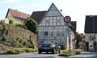In dieser Einmündung stand bis zum Verkehrsversuch 2019 ein Poller, den sich die Anlieger der Wenkenstraße zurückwünschen. - Alexandra Schaller