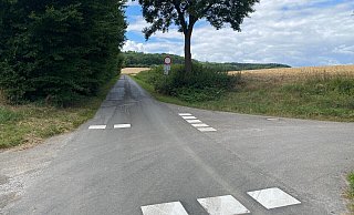 Neue Markierungen sollen verdeutlichen, dass an dieser Kreuzung in Heidelbeck "rechts vor links" gilt. Eine Bürgerinitiative glaubt allerdings, dass die Unfallgefahr damit noch nicht ausreichend gebannt ist. im Frühjahr war dort ein 13-jähriger Junge von einem Autofahrer angefahren worden. - Rainer Korf Neue Markierungen sollen verdeutlichen, dass an dieser Kreuzung in Heidelbeck "rechts vor links" gilt. Eine Bürgerinitiative glaubt allerdings, dass die Unfallgefahr damit noch nicht ausreichend gebannt ist. im Frühjahr war dort ein 13-jähriger Junge von einem Autofahrer angefahren worden. - Rainer Korf