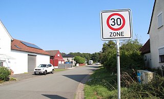 Ein Schild weist an der Einmündung Haustenbecker Straße darauf hin, dass der Birkenweg Tempo-30-Zone ist. Die meisten Autofahrer sind schneller unterwegs. - Dieter Asbrock