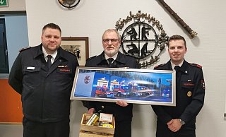 Der neue Löschgruppenführer Christian Heidemann (links) verabschiedet gemeinsamen mit seinem Stellvertreter Marvin Belke (rechts) den scheidenden Voßheider Löschgruppenführer Rainer Danger. - Feuerwehr Lemgo
