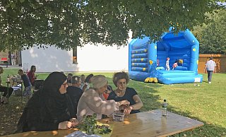Gemütlich unterm Baum ein Schwätzchen halten, während sich die Kleinen auf der Hüpfburg vergnügen: Das Fest, das der Tisch und der Mittagstisch gemeinsam ausgerichtet haben, ist gut angekommen. - Claudia Theis