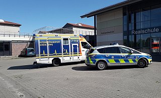 Erneut hat es eine Amokdrohung im Schulzentrum gegeben. Polizei ist weiter vor Ort. Auch ein Rettungswagen stand bereit. Foto: Jörn Fries - Cordula Gröne(LZ)