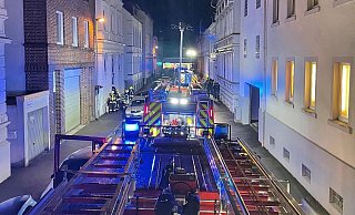 Großeinsatz für die Rettungskräfte in der Detmolder Innenstadt: In einem Haus hatte sich ein E-Bike-Akku entzündet. Zwölf Personen werden vakuiert. Das Feuer wird schnell gelöscht. Dann müssen die Rettungskräfte direkt weiter zu einem Verkehrsunfall bei Schönemark. - Rieks/Feuerwehr Detmold