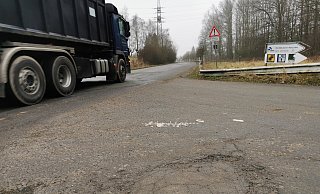 Die „Helle" leidet unter der vermehrten Verkehrsbelastung. Die Straße in Alverdissen ist Umleitungsstrecke für die gesperrte B1, wo seit Monaten die Arbeiten stagnieren. - Sylvia Frevert