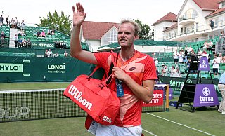 Louis Wessels lässt sich nach seinem Triumph vom Haller Publikum feiern. Er zieht erstmals in das Hauptfeld der Terra Wortmann Open ein. - Wolfgang Rudolf