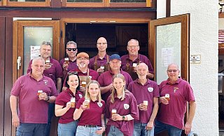 Gut gelaunt beim Brauerfest: Reinhard Bicker, Frank Ehlert, Ingo Weisheit, Saskia Beckmann, Dirk Beckmann, Jessica Beckmann, Dirk Meinberg, Uwe Heller, Julia Bergmann, Fritz Beckmann, Eckhard Strüber und Vorsitzender Udo Strüber. - Schwalenberger Brauzunft