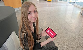 Die Schiederanerin Joline Reker präsentiert "SafeSpace" - eine von ihr mitentwickelte App, die für mehr Sicherheit in bedrohlichen Situationen sorgen soll. - Madlena Gerschner