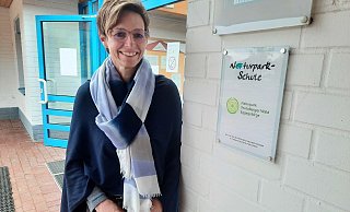 Dagmar Schultz, Schulleiterin der Grundschule Rischenau, freut sich über die Zertifizierung zur Naturpark-Schule. Das Zertifikat ist fünf Jahre gültig. - Michaela Weiße Dagmar Schultz, Schulleiterin der Grundschule Rischenau, freut sich über die Zertifizierung zur Naturpark-Schule. Das Zertifikat ist fünf Jahre gültig. - Michaela Weiße