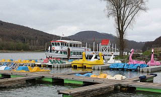 Die Tretboote liegen verlassen am Steg. - Sandra Castrup