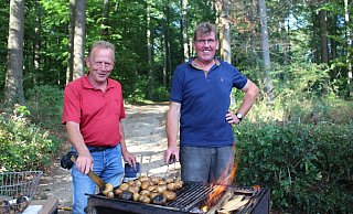 Erwin Wagner und Frank Wiehemeier sorgten als Grillmeister für leckere Kartoffeln. - Joline Heller