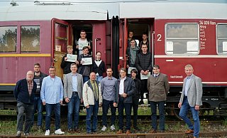 Gruppenfoto mit Projektteilnehmern, Kooperationspartnern und Förderern vor dem Speisewagen der der LEL: (oben von links) Nick Lehn, Niklas Strate, Daniel Vogel, Lara Pleus, Moritz Krüger, Jonas Graap, Jonas Heinrichsmeyer und Maurice Block sowie (vorn von links) Industriemeister Werner Gerke, Mario Rehmsmeier (VBE), Thomas Mahlmann (zdi-Zentrum Lippe.MINT), Jochen Brunsiek (LEL), Sven Oehlmann (VBE), Bastian Ruhe (Sekundarschule Nordlippe), Christian Keller (Volksbank Bad Salzuflen), Leon Mönch, der stellvertretende Landrat Stephan Grigat und Bürgermeister Frank Meier. - Horst Kurzawski