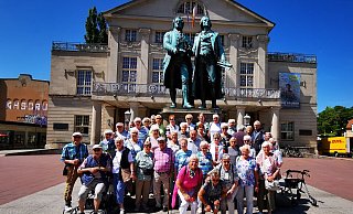In Weimar: Die Gruppe vor der mehr als manngroßen Skulptur der Herren Goethe und Schiller. - AWO Pivitsheide