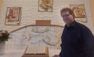 Ulrich Peuckert an seinem neuen Arbeitsplatz in der ev-ref. Kirche Schieder. - CAROLIN BROKMANN-FÖRSTER Ulrich Peuckert an seinem neuen Arbeitsplatz in der ev-ref. Kirche Schieder. - CAROLIN BROKMANN-FÖRSTER