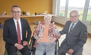 Anna Ihle hat ihren 100. Geburtstag gefeiert. Über den Besuch ihres Sohnes Albert-Christian (82, rechts) aus Thüringen und vielen weiteren Familienmitgliedern hat sich die Jubilarin sehr gefreut. Und zu diesem besonderen Jubeltag ist auch Bürgermeister Jörg Biewirth zum Gratulieren ins Haus Tabor gekommen. - Michaela Weiße
