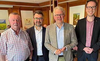 Diskutierten über die Haushaltspolitik (von links): Willi Depping stellvertretender Ortsverbandsvorsitzen-der, Christian Sauter (MdB, Ortsverbandsvorsitzender), Frank Schäffler (MdB, stellvertretender Landesvorsitzender) und Schatzmeister Christopher Beni. - Bildrechte: FDP Nordlippe Diskutierten über die Haushaltspolitik (von links): Willi Depping stellvertretender Ortsverbandsvorsitzen-der, Christian Sauter (MdB, Ortsverbandsvorsitzender), Frank Schäffler (MdB, stellvertretender Landesvorsitzender) und Schatzmeister Christopher Beni. - Bildrechte: FDP Nordlippe