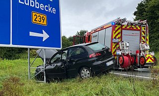 Der Seat Ibiza ist am Sonntagmorgen in der Abfahrt Herford/Bad Salzuflen auf der A2 von der Straße abgekommen und an einem Schild zum Stehen gekommen. Die Freiwillige Feuerwehr Bad Salzuflen musste die Fahrerin aus den Wagen befreien. - Foto: Andre Brokbartold / Feuerwehr Bad Salzuflen Der Seat Ibiza ist am Sonntagmorgen in der Abfahrt Herford/Bad Salzuflen auf der A2 von der Straße abgekommen und an einem Schild zum Stehen gekommen. Die Freiwillige Feuerwehr Bad Salzuflen musste die Fahrerin aus den Wagen befreien. - Foto: Andre Brokbartold / Feuerwehr Bad Salzuflen