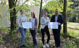 Halten die Pläne zur Jugendhütte in den Händen: Johanna Müller (von links) und Constanze Willimczik von der Jugendarbeit der evangelischen Kirchen in Dörentrup (DöJu) sowie Martha Johannsmeier vom benachbarten Kulturstellwerk Nordlippe und Bürgermeister Friso Veldink. ⋌ - Nadine Uphoff Halten die Pläne zur Jugendhütte in den Händen: Johanna Müller (von links) und Constanze Willimczik von der Jugendarbeit der evangelischen Kirchen in Dörentrup (DöJu) sowie Martha Johannsmeier vom benachbarten Kulturstellwerk Nordlippe und Bürgermeister Friso Veldink. ⋌ - Nadine Uphoff