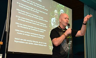 Dieter Schonlau berichtet den Erst- bis Viertklässlern an der Grundschule Asemissen von der Faszination der Natur im Regenwald. Viele Bilder von ungewöhnlichen Tieren und Pflanzen sowie kleine Filme zeigen er und seine Frau. Foto: Karin Prignitz - Karin Prignitz