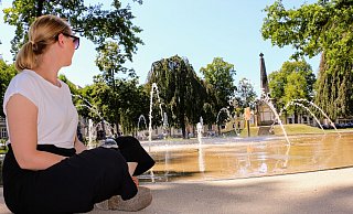 Selbst das sonst so beliebte Fontänenfeld am Kaiser-Wilhelm-Platz ist am Dienstagnachmittag nur spärlich besucht. Bei dem Wetter hilft aber eh vor allem ein schattiges Plätzchen. - Janet König