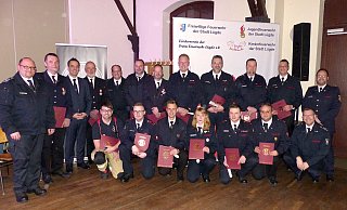 Die anwesenden Beförderten und Geehrten der Freiwilligen Feuerwehr Lügde mit ihrem Leiter Michael Schoppmeier (vorne rechts), seinen Stellvertretern Marco Gröne (links) und Maik Paskarbeit (hinten, Fünfter von links), sowie Bürgermeister Torben Blome (Dritter von links) und dem stellvertretenden Kreisbrandmeister Sascha Medina (rechts). - Rudi Rudolph