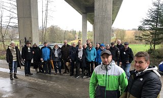 Landtagsabgeordneter Alexander Baer (rechts, SPD) und Thomas Möllerfriedrich (CDU), stellvertretendes Mitglied im Ortsausschuss Voßheide, studieren unter der Passadetalbrücke im Vordergrund die Antwort der Landesregierung auf die "Kleine Anfrage" Baers. Die Anwohner (im Hintergrund) dürften mit dem Ergebnis kaum zufrieden sein. - Till Brand Landtagsabgeordneter Alexander Baer (rechts, SPD) und Thomas Möllerfriedrich (CDU), stellvertretendes Mitglied im Ortsausschuss Voßheide, studieren unter der Passadetalbrücke im Vordergrund die Antwort der Landesregierung auf die "Kleine Anfrage" Baers. Die Anwohner (im Hintergrund) dürften mit dem Ergebnis kaum zufrieden sein. - Till Brand