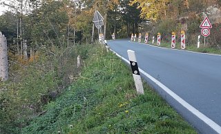 Gefahr im Gegenverkehr: eine ungesicherte Böschung mit einer Fahrbahnverengung durch Sicherheitsbaken treibt so manchem Autofahrer an der Sternberger Straße den Angstschweiß auf die Stirn. - Sylvia Frevert